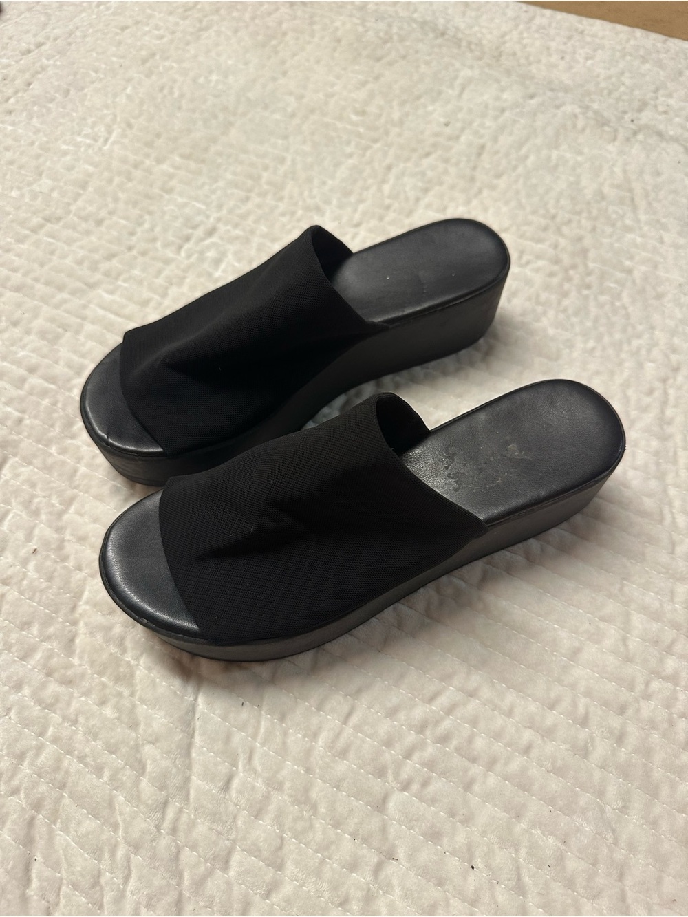 ON HOLD Classic Black Platform Sandals - Picture 2 of 5